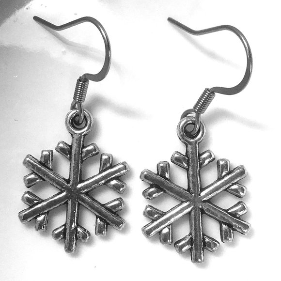 Miniature SnowFlake Snow fall Winter wonderland Winter lovers Charm Earrings - Picture 1 of 1